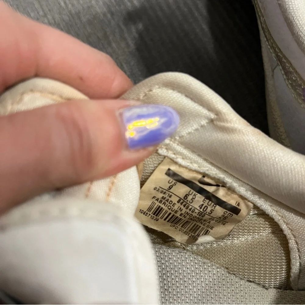 Nike Low rise White Sneakers with Iridescent Nike Logo US 9